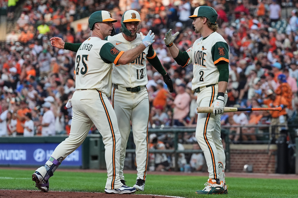 Henderson triples in 4-run 7th in the Orioles' 6-4 win over the Phillies